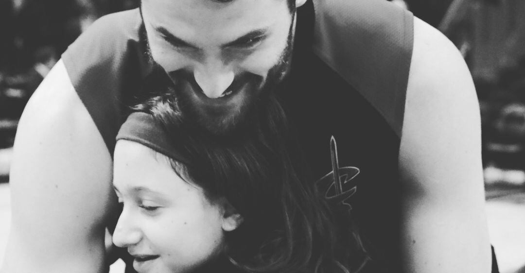 Kevin Love abraza a la niña durante su encuentro hace meses