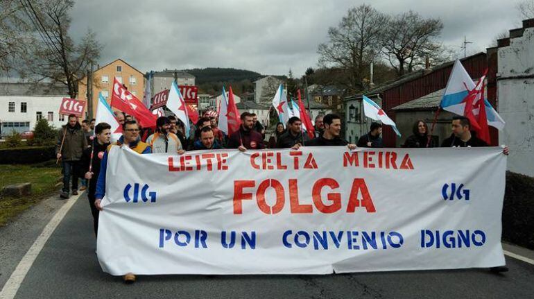 Los trabajadores de Leche Celta en Meira en una manifestación