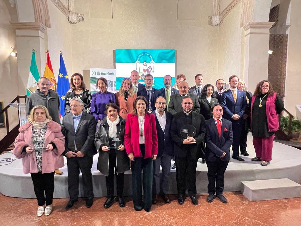 Imagen de los cinco premiados junto a los representantes de los grupos políticos rondeños