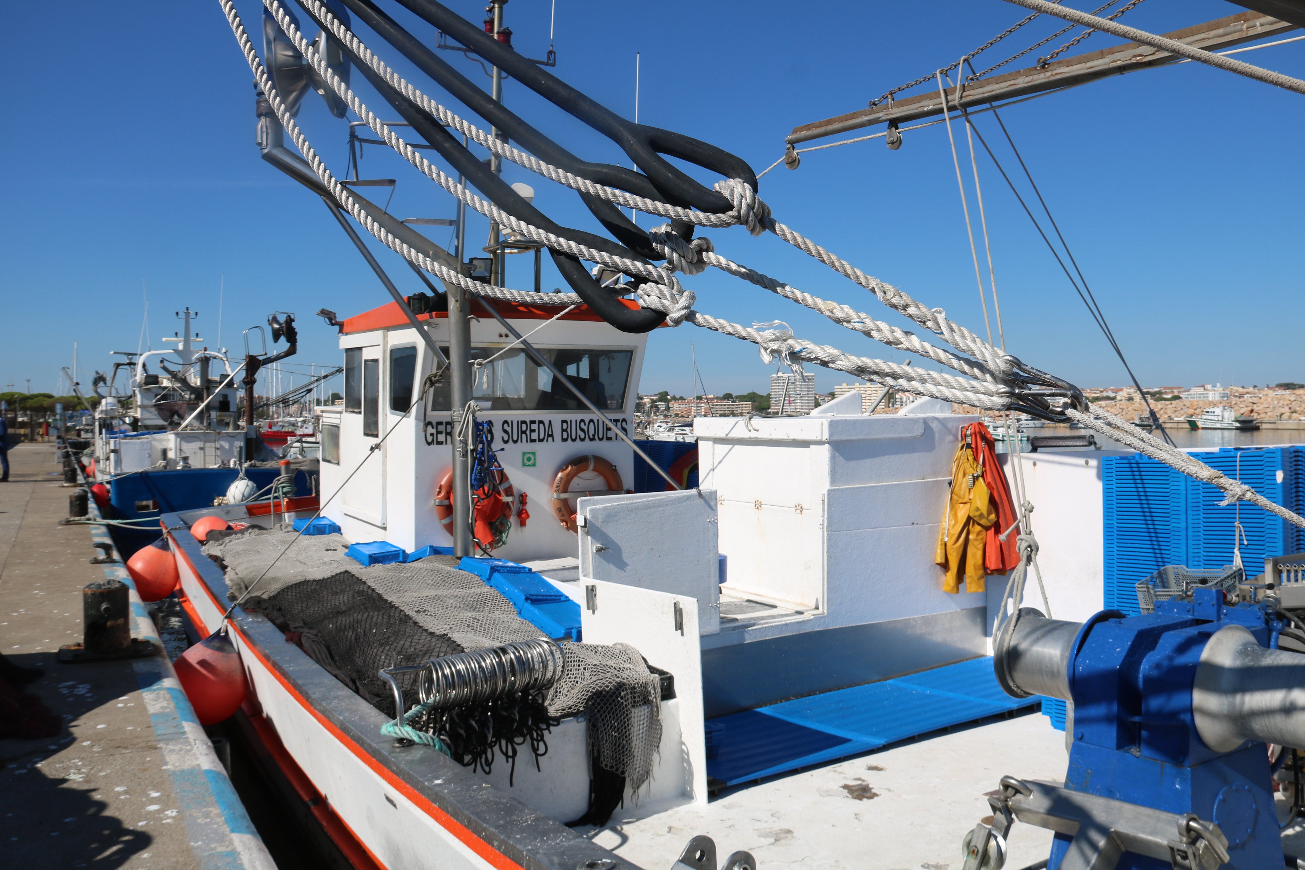 Una embarcació de l&#039;encerclament del port de L&#039;Escala.