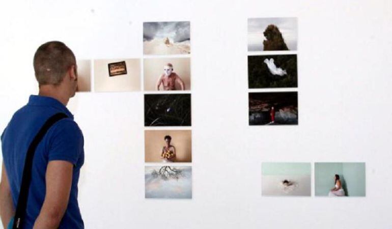 Un hombre contempla una exposición de alumnos de PIC.A