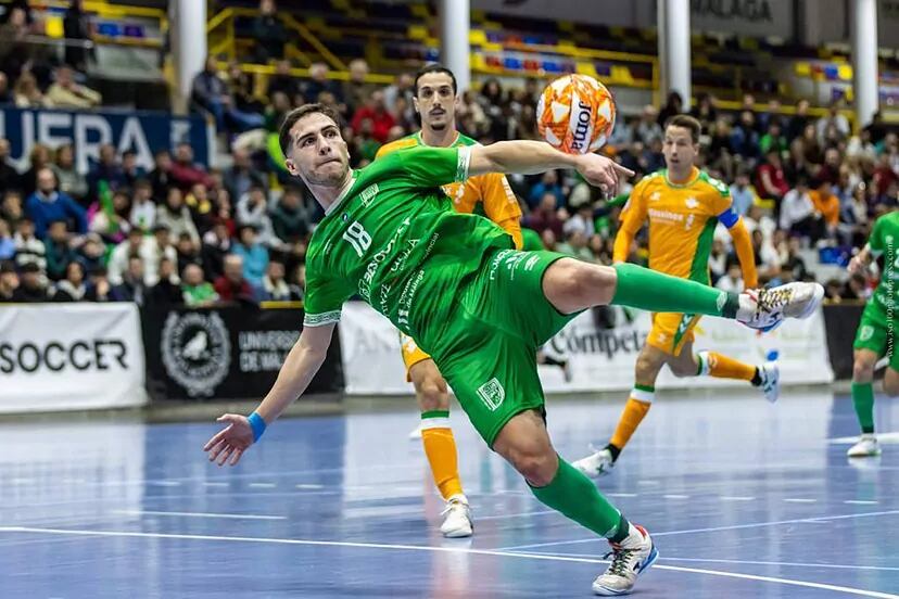 Pablo Ramírez remata un balón esta temporada