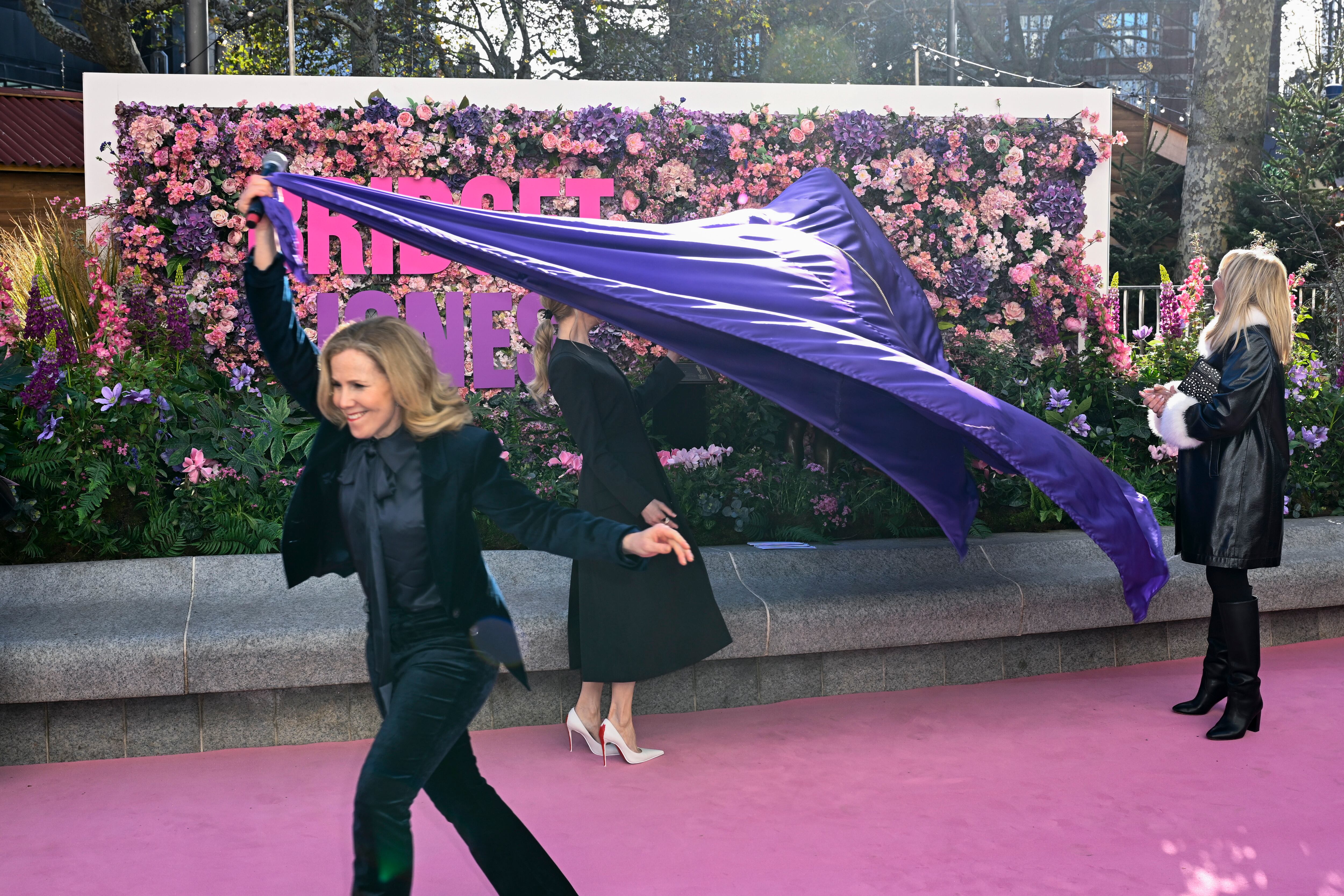 La cara de la estatua es la de la actriz, que sujeta su diario contra el pecho con el bolígrafo apoyado sobre el mentón.