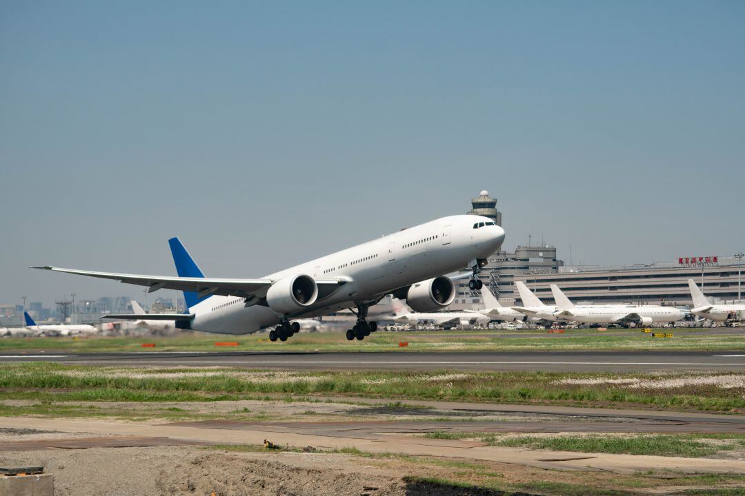 Avión comercial aterrizando