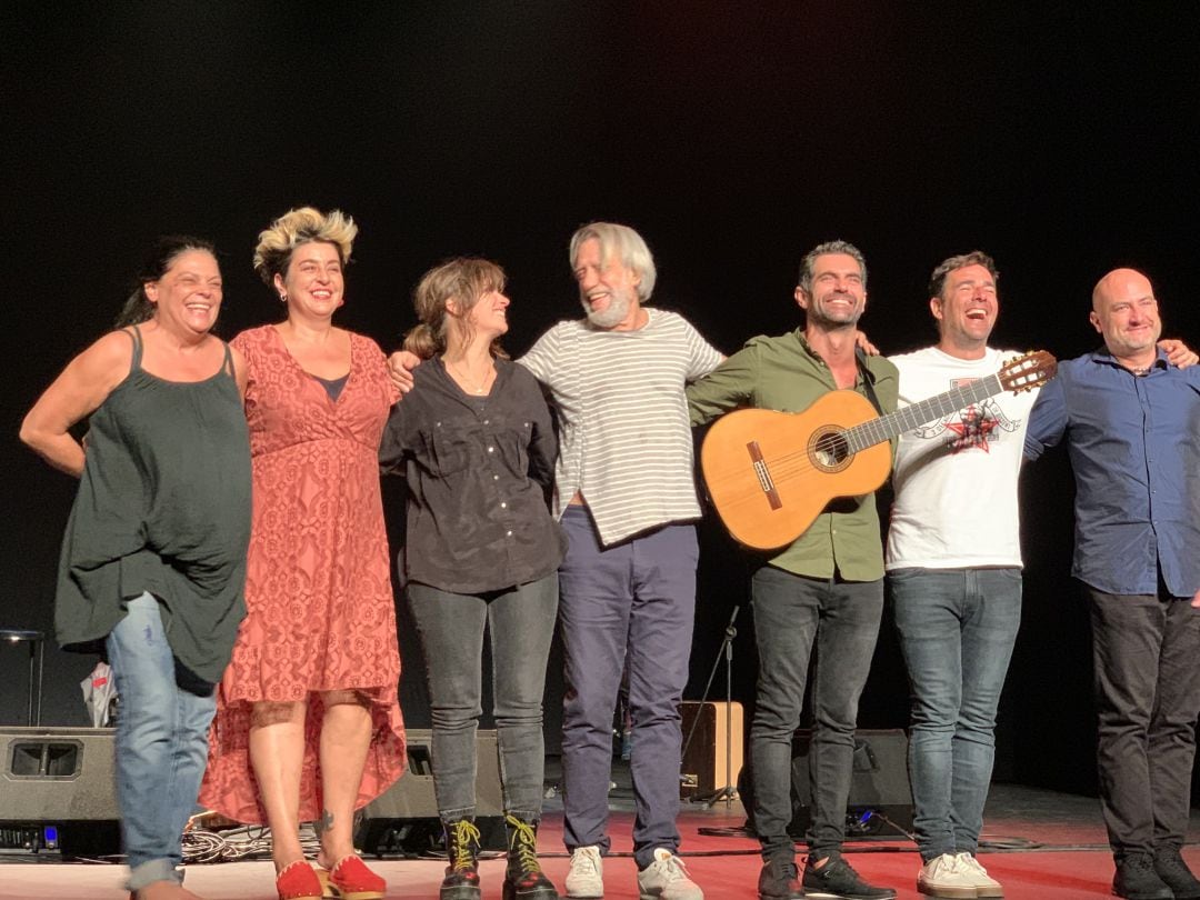 Lourdes Guerra, Amparanoia, Carmen Boza, Jesús Bienvenido, Dani Obregón y Rafael Campos en el Teatro Falla de Cádiz