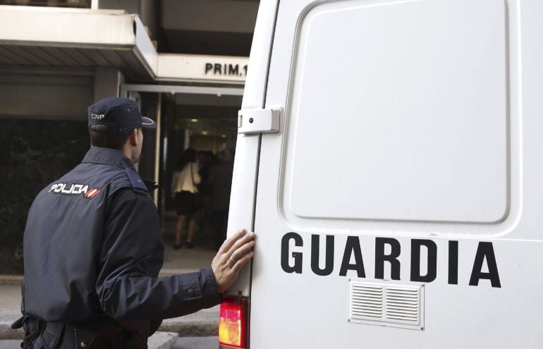 GRA049. MADRID, 31/10/2014.- Un Policia aguarda junto a un furgón en la puerta de la Audicencia Nacional, el mismo día que el juzgado de instrucción número 2 de Majadahonda ha rechazado excarcelar al exconsejero madrileño Francisco Granados, detenido en la trama de corrupción destapada en la operación Púnica, por lo que en las próximas horas prestará declaración en la Audiencia Nacional. EFE/ JUAN CARLOS HIDALGO