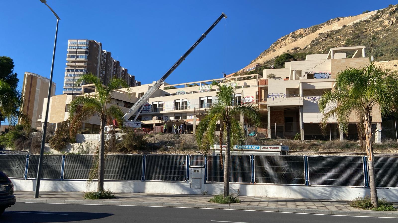 Comienzan las obras para acondicionar un apartahotel en la ladera de la Serra Grossa en la Albufereta (Alicante)