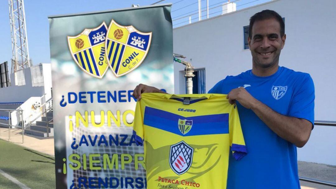 Alberto Heredia durante su presentación en el Conil CF