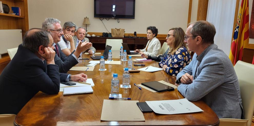 Los consejeros de presidencia y de agricultura, ganadería y medioambiente han participado en la reunión para gestionar el riesgo de incendios forestales en Aragón
