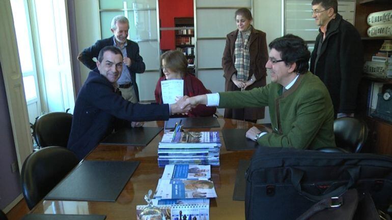 Firma de la escritura entre el presidente de Down Vigo, a la izquierda; y el Delegado Territorial de la Xunta, a la derecha.