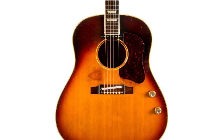 La guitarra Gibson J-160E que utilizó John Lennon para grabar y escribir &#039;Love me do&#039; y &#039;I want to hold your hand&#039; se ha subastado por 2,4 millones de dólares.