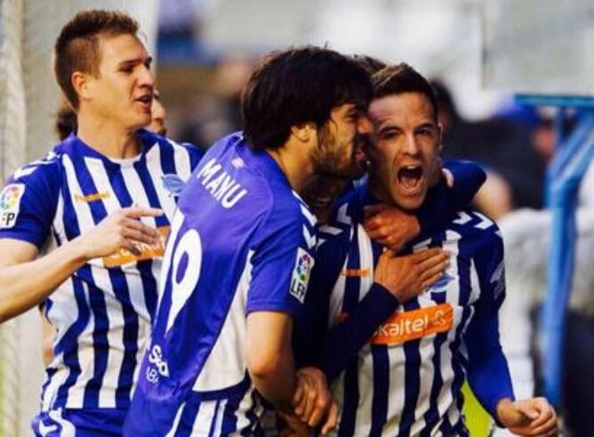 Borja Viguera, felicitado por los dos García: Manu y Raúl.