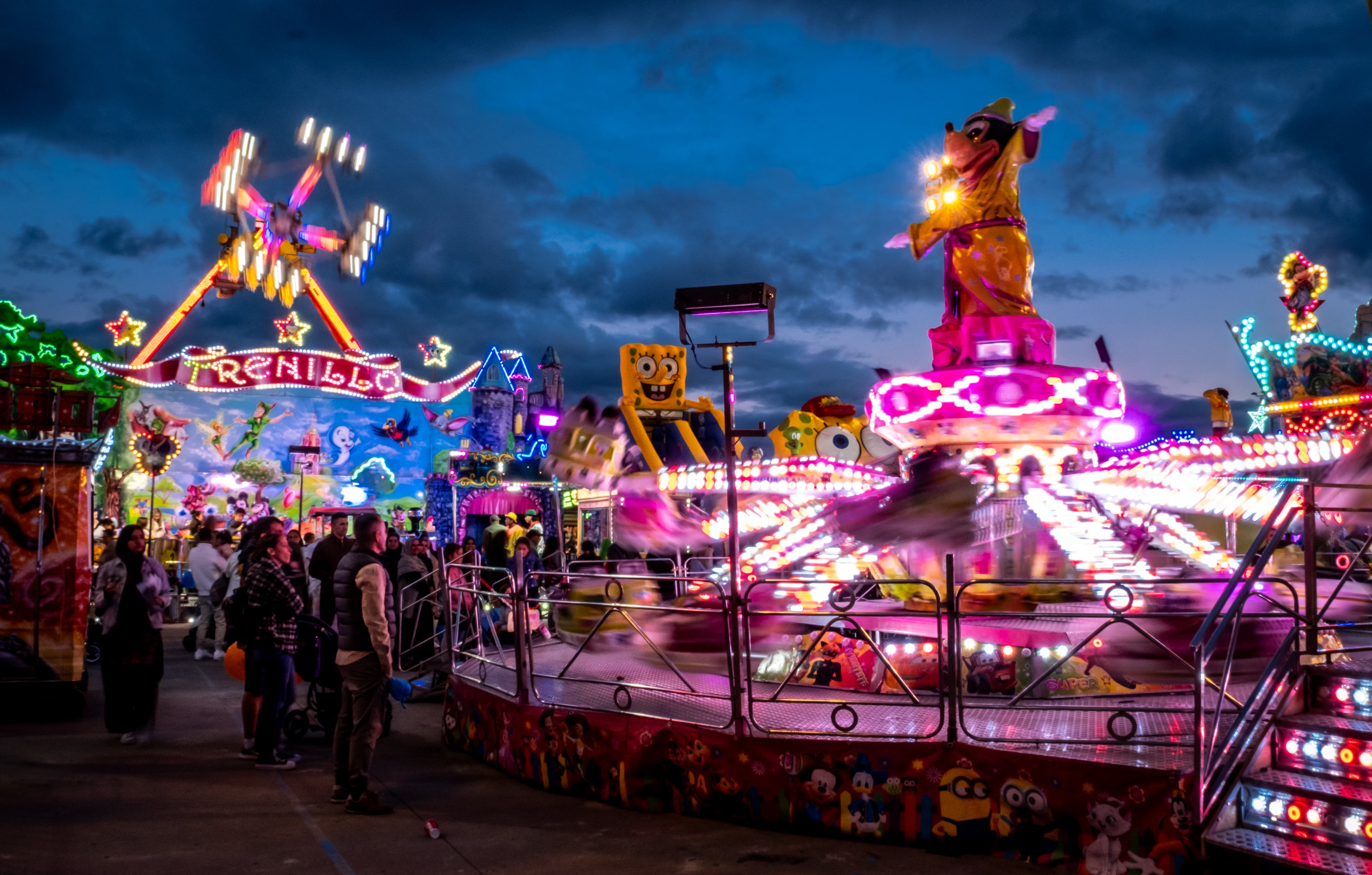 LOGROÑO, 23/09/2025.- Los logroñeses disfrutan anoche de la vibrante feria de Logroño durante las fiestas de San Mateo, con sus coloridas atracciones y animada atmósfera festiva. El sector de los feriantes se enfrenta a un desafío marcado por el relevo generacional. EFE/Fernando Díaz