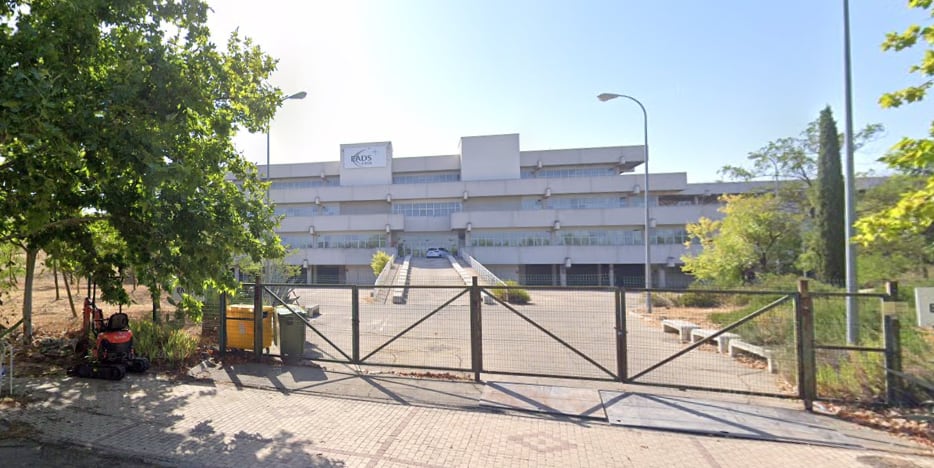 Edificio en Fuenlabrada donde la Comunidad de Madrid quiere instalar un centro de menores inmigrantes no acompañados.