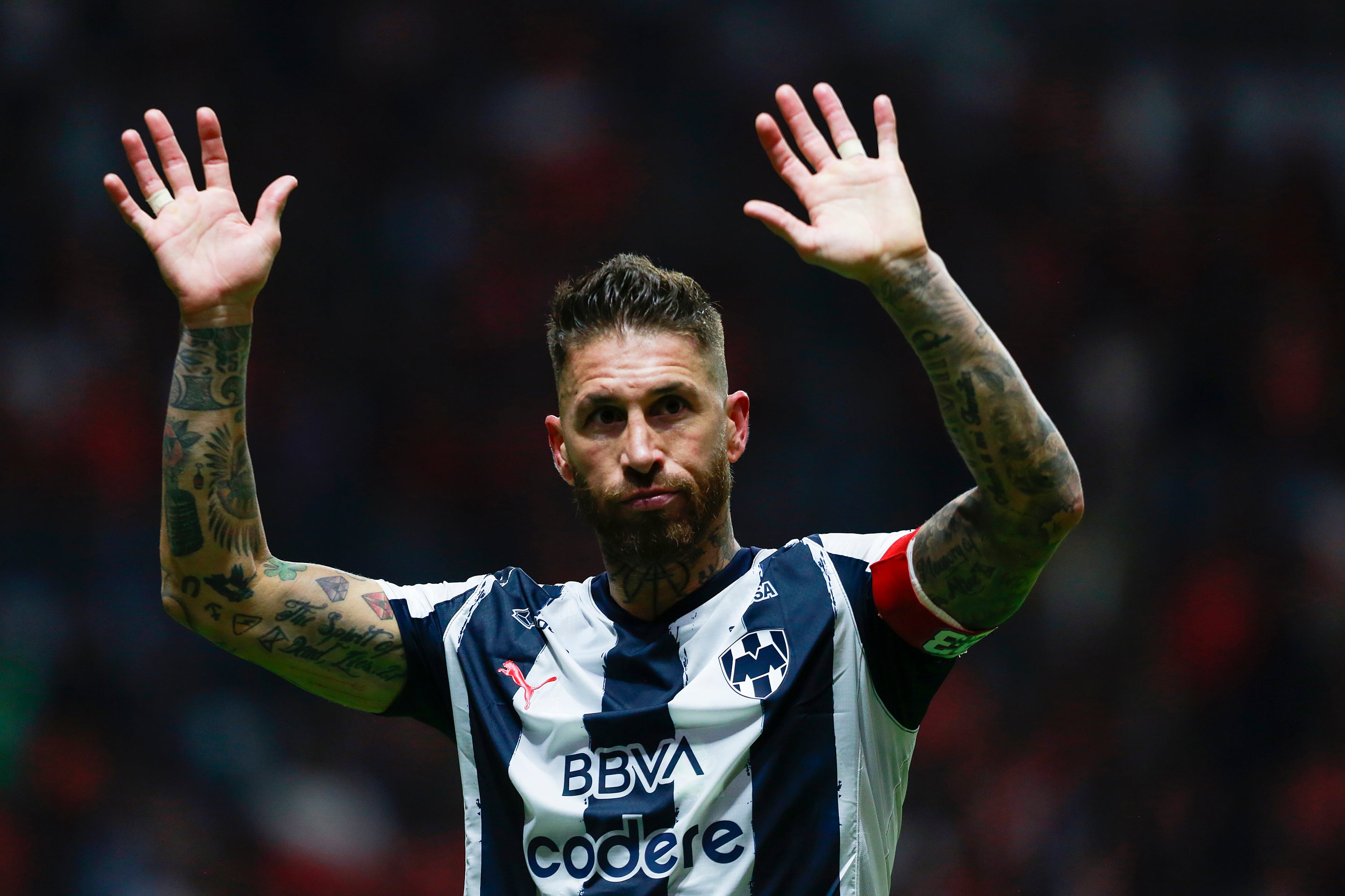 Sergio Ramos despidiéndose de los aficionados de Rayados