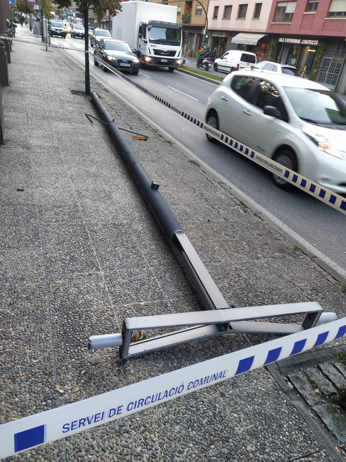 El fanal sobre el qual va impactar el conductor