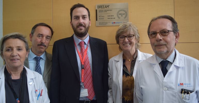 La directora de Enfermería, MªJesús Alzacar; Jose Luis García Matomoros, director de Explotación de ACCIONA; Carlos Marcos, director general de ACCIONA; Dra. Rosa Bermejo, Directora Gerente del Hospital y Dr. Luis Guinea, director Médico junto a la placa 