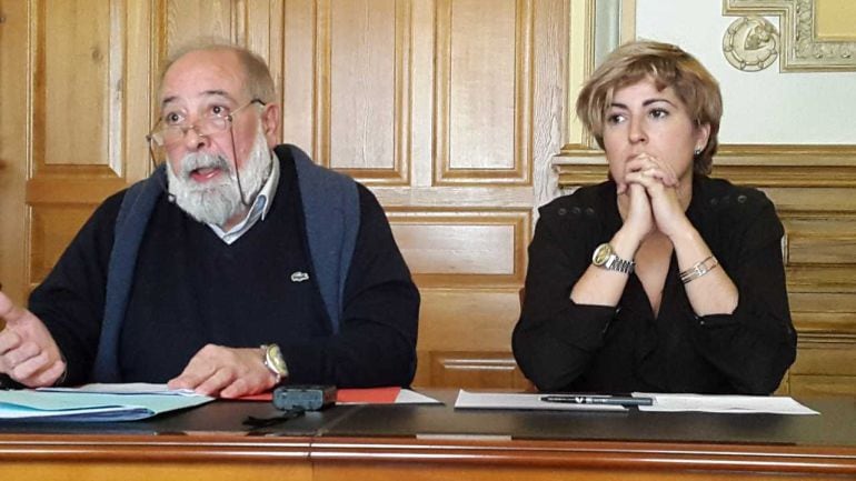 Arcadio Benítez, a la izquierda, junto a la también edil socialista Ana Tellería