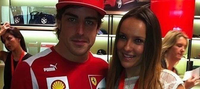 Fernando Alonso posa junto a una fan en una foto publicada en su cuenta de Twitter, @alo_oficial