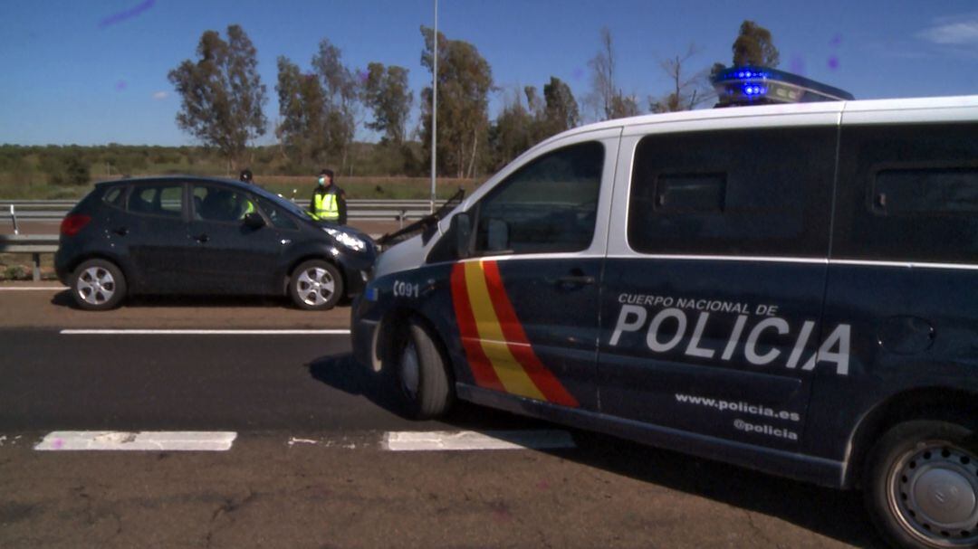 Policía Nacional en un control de tráfico (archivo)