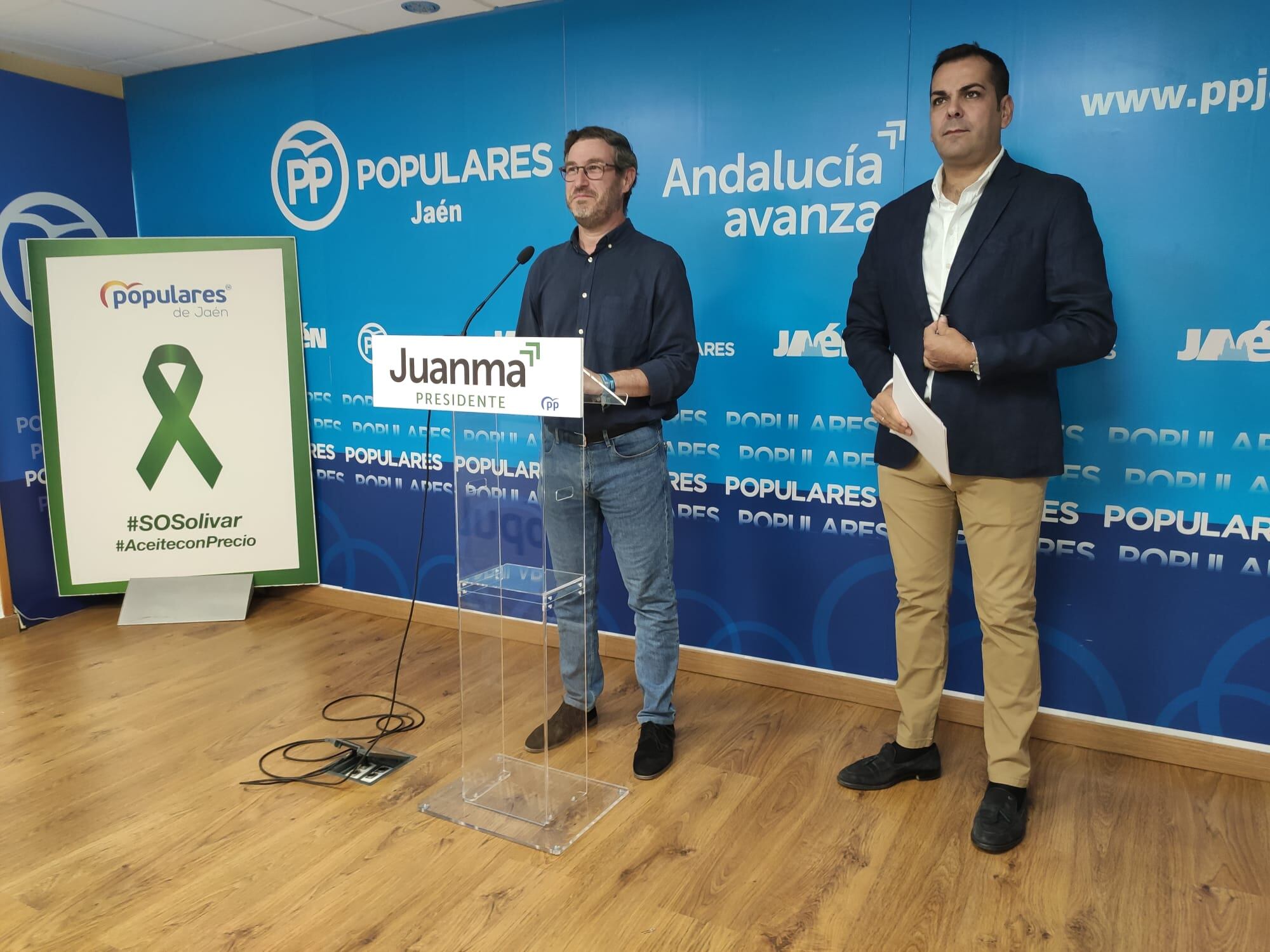 Miguel Contreras y Juan Diego Requena del PP de Jaén durante una rueda de prensa en su sede provincial