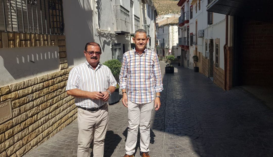 El diputado de infraestructuras en funciones, José Castro (izqda) visita algunas calles de La Guardia con el alcalde, Juan Jesús Torres.