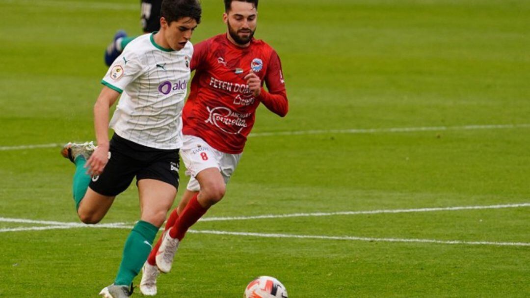 Íñigo conduce el balón ante la presión de David Sanz