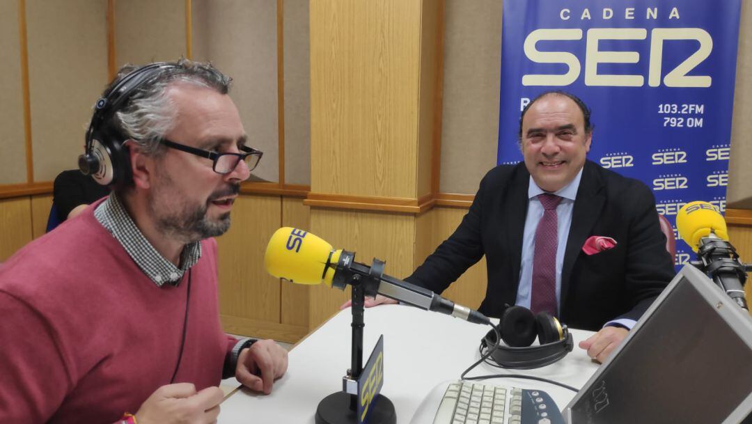 El hermano mayor de Los Gitanos, José María Flores Vargas -a la derecha de la imagen-, junto a Paco García en el programa Cruz de Guía