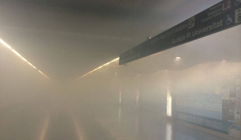 Desallotjades i tancades sis estacions de la línia 1 del metro per la presència de fum a la parada de plaça Universitat