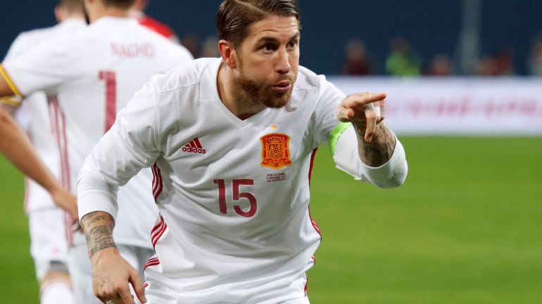 Sergio Ramos señala tras marcar uno de sus dos goles con España en San Petersburgo