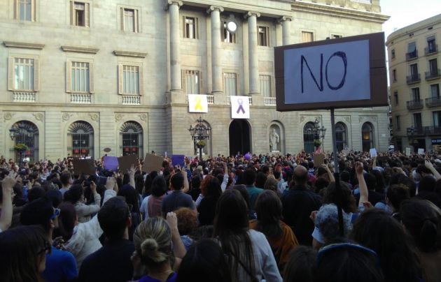 Miles de personas llenan plaza Sant Jaume por la sentencia de &#039;La Manada&#039;