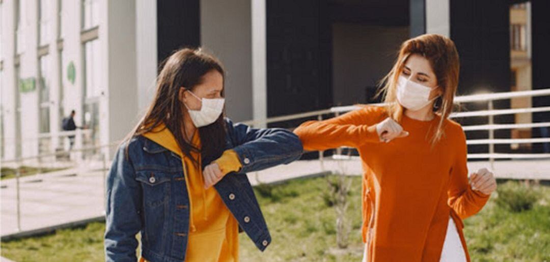 Dos chicas saludándose. 
