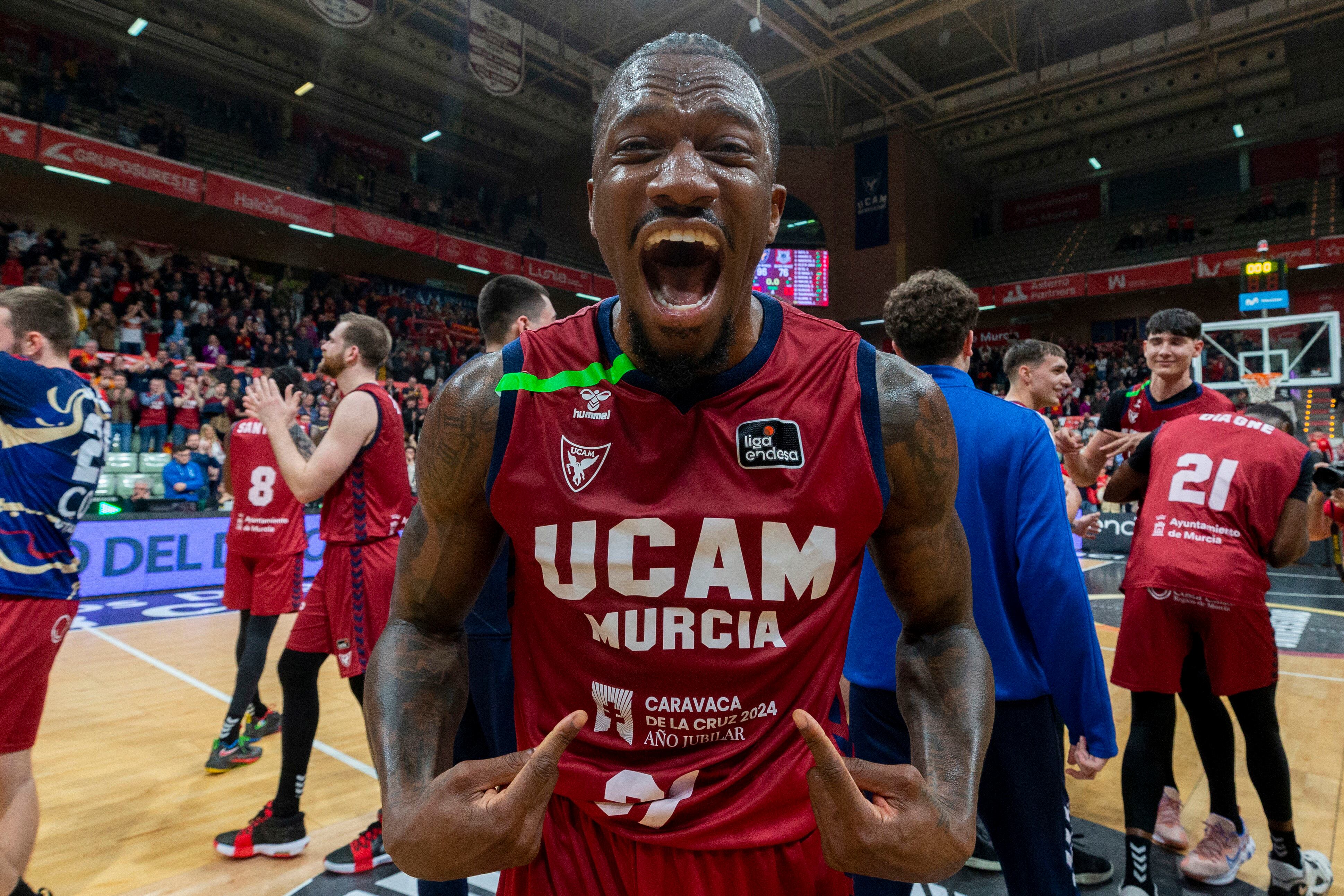 MURCIA, 03/02/2024.- El base estadounidense de UCAM Murcia Dylan Ennis celebra la victoria, al término del partido de la vigésimo primera jornada de la Liga Endesa ante el Surne Bilbao Basket disputado este sábado en el Palacio de los Deportes de Murcia. EFE/Marcial Guillén
