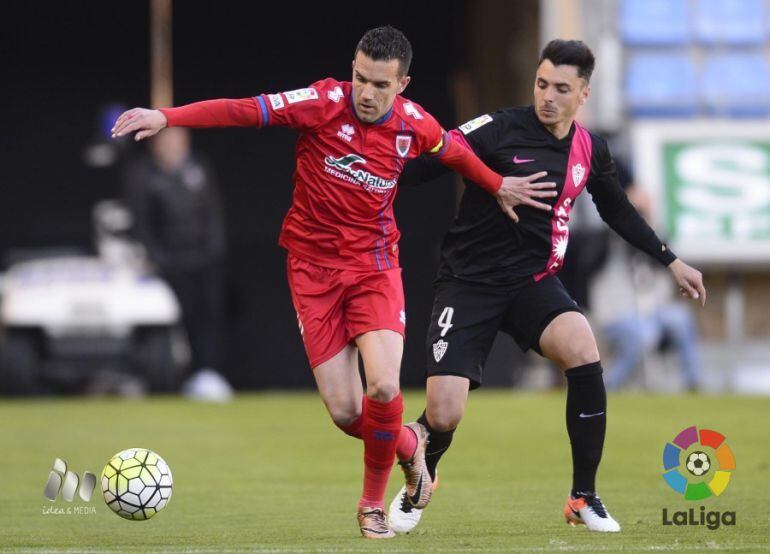 Julio Álvarez, junto a Ximo Navarro, en el último Numancia-Almería.