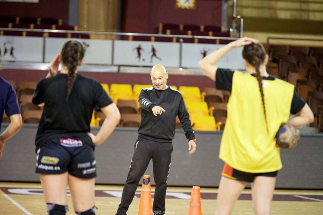 Juan Moreno dirige un entrenamiento en el Palacio Municipal de los Deportes
