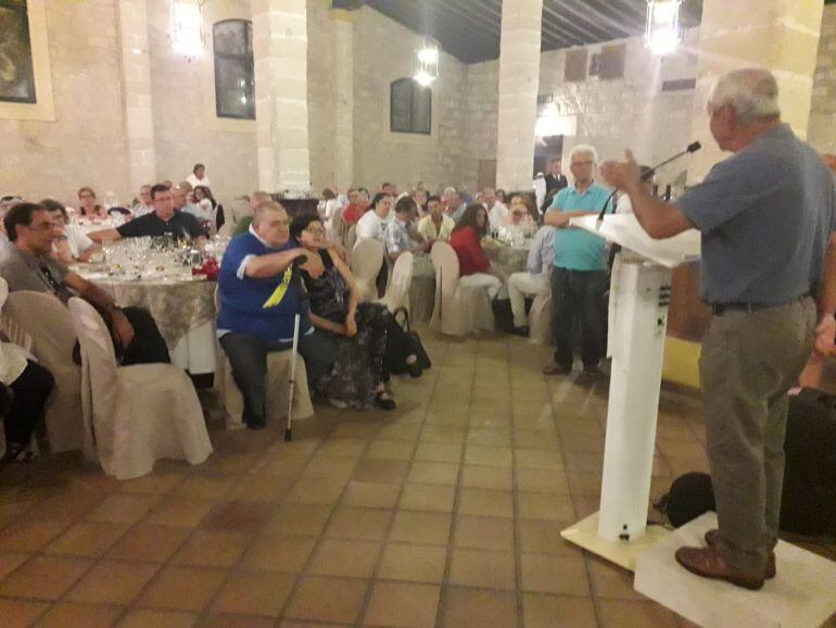 Trillo, en el centro con muletas, durante el homenaje recibido el pasado viernes