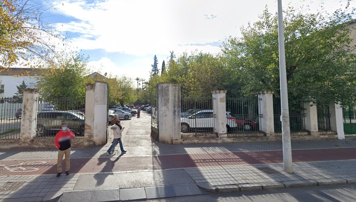 Aparcamiento actual en la calle Sagunto, donde se ubicaría el nuevo parking en altura (Google Street View)