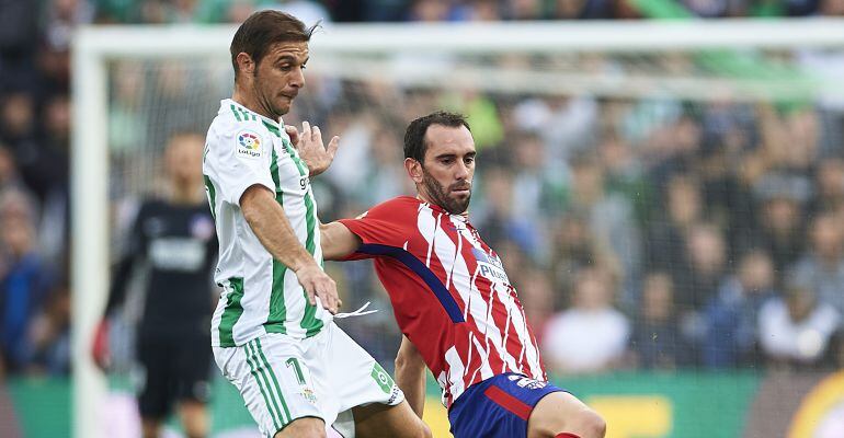 Joaquín y Godín, durante el Betis - Atlético de la primera vuelta