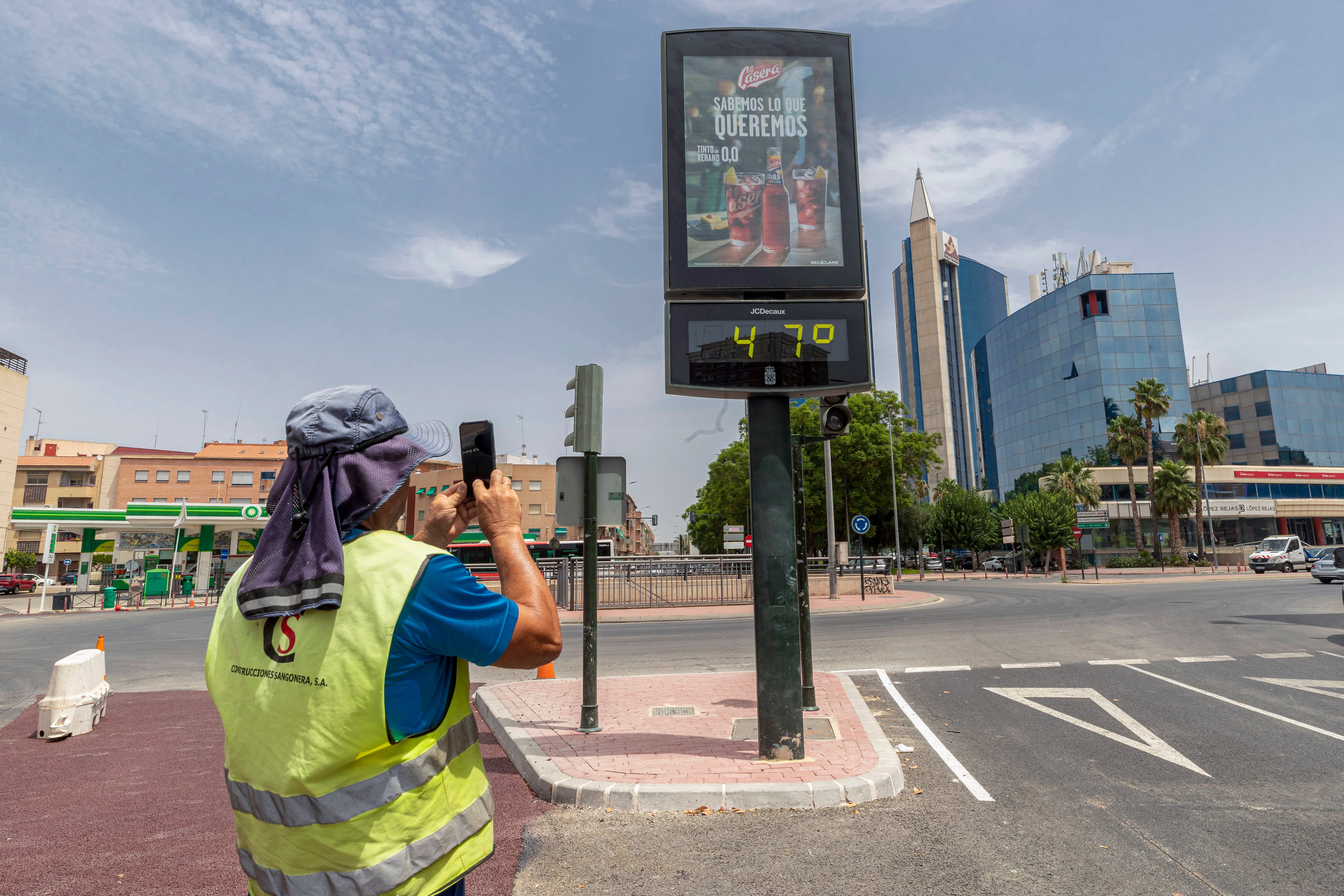 MURCIA, 19/07/2023.- Un hombre fotografía un termómetro que marca 47 grados este miércoles en la Ronda de Levante de Murcia. La tercera ola de calor de este verano, que ha dejado registros localmente superiores a los 45 grados y noches tórridas, las mínimas superiores a 25 grados, llega a su fin este miércoles con temperaturas extremas en áreas del sudeste peninsular, entre 42 y 44 grados.EFE/Marcial Guillén
