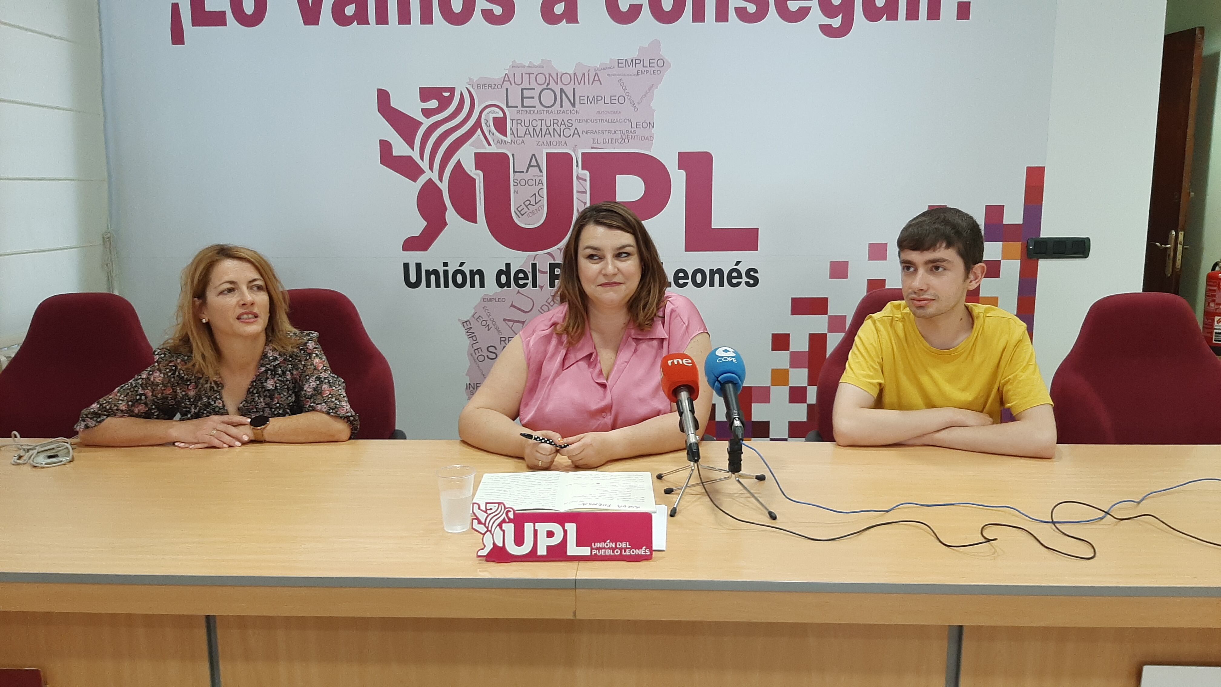 Rosa Quintanilla, Sheila Fernández y Adrián Paniagua comparecen ante los medios en la sede de UPL