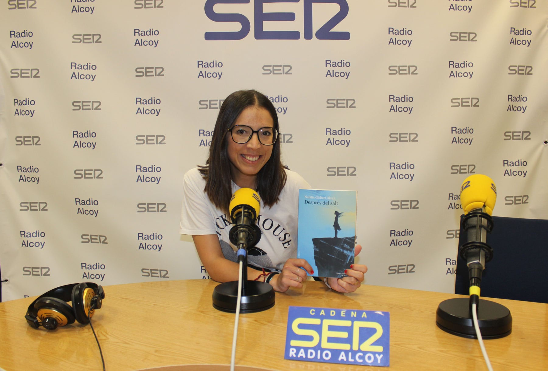 Natàlia Gisbert, amb un exemplar del seu segon llibre &#039;Després del salt&#039;, en l&#039;estudi central de Radio Alcoy