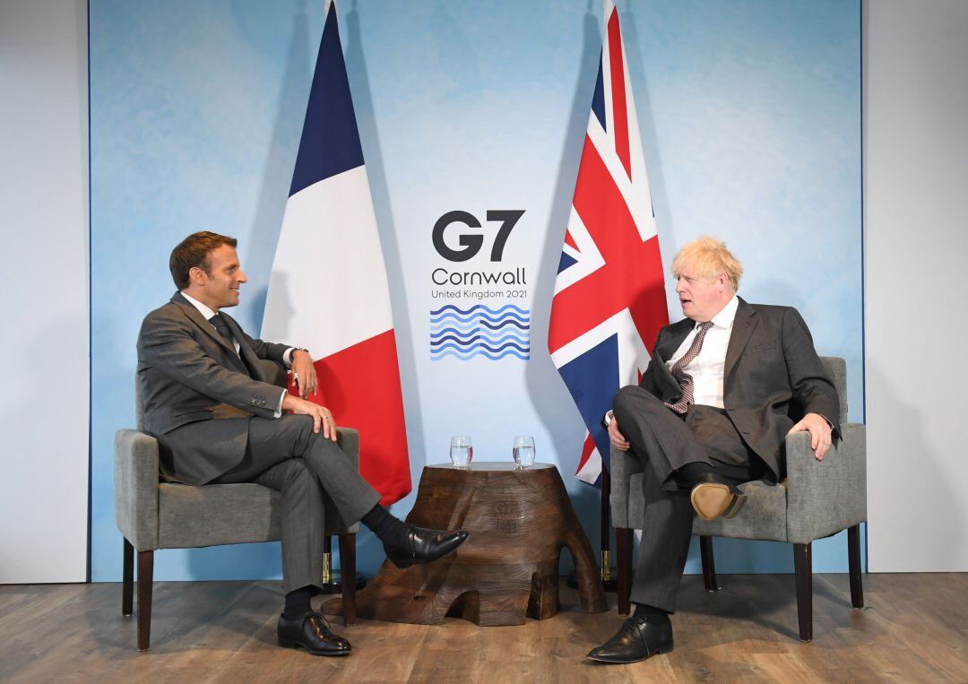 Encuentro entre el primer ministro británico, Boris Johnson, y el presidente francés, Emmanuel Macron, durante la cumbre del G-7