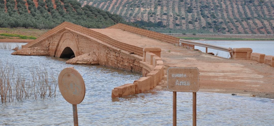 El puente Ariza, cubierto parcialmente por las aguas del pantano.