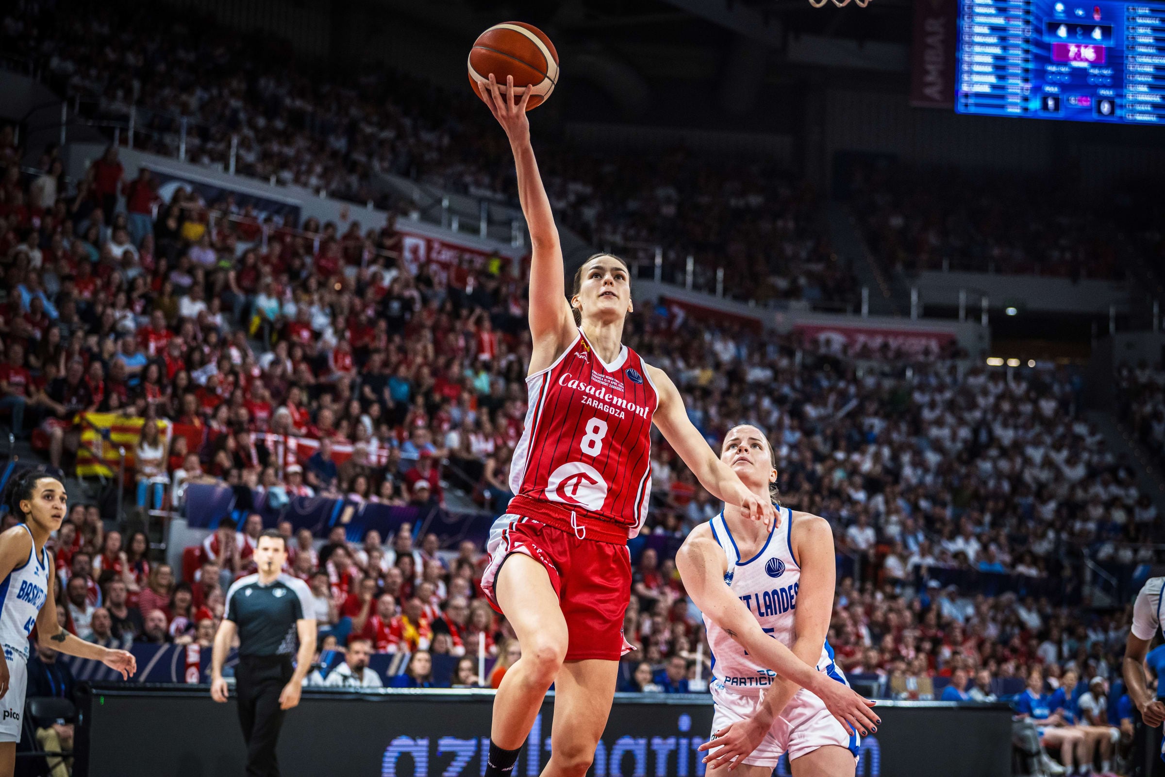Veronika Vorackova anota una bandeja en la canasta del Basket Landes