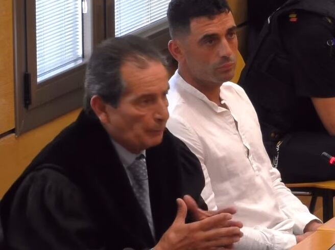 Eduardo, el acusado, junto a su abogado durante la vista oral en la Audiencia Provincial de Ciudad Real