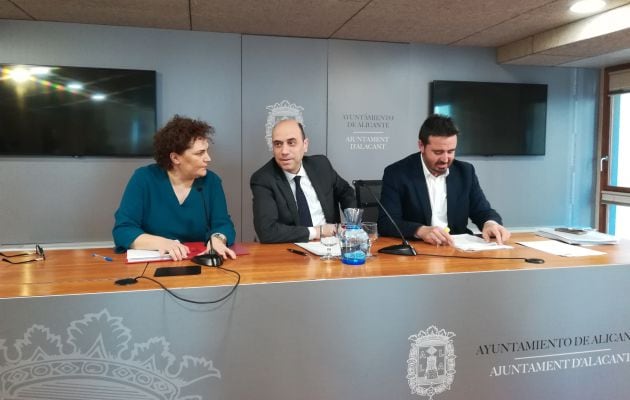 Gabriel Echávarri en la sala de prensa del ayuntamiento junto a los diputados Patricia Blanquer y Herick Campos