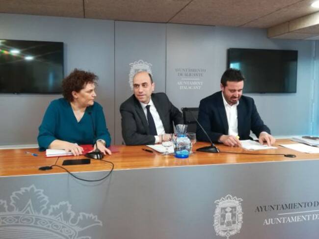 Gabriel Echávarri en la sala de prensa del ayuntamiento junto a los diputados Patricia Blanquer y Herick Campos