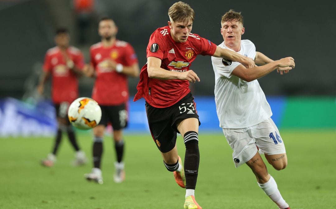 Brandon Williams y Pep Biel pelean por un balón en el United - Copenhague de cuartos de final de la Europa League.