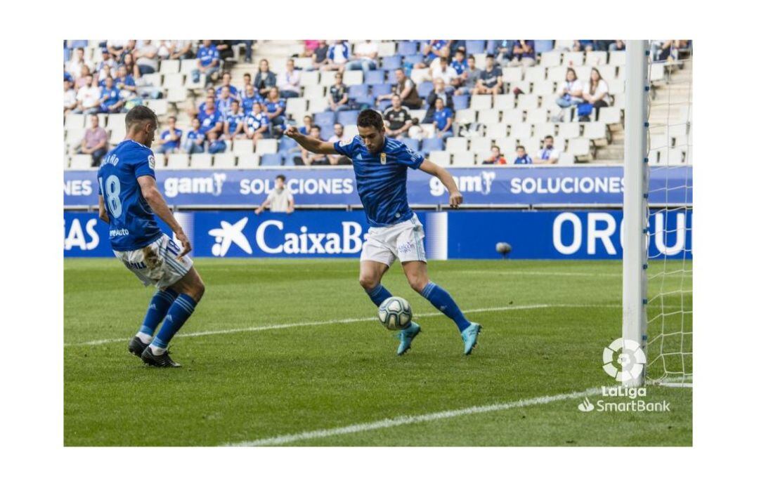 Diegui no consigue despejar un balón sobre la línea de gol