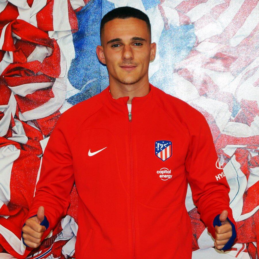 Diego Bri posando con la equipación del Atlético de Madrid B